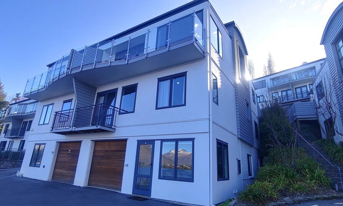 Queenstown Apartment | Fantastic Views Lake Wakatipu and The Remarkable!