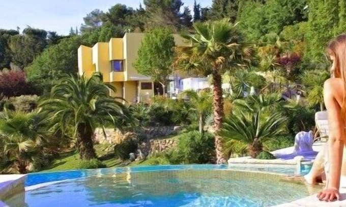 Mougins Villa | Fantastic Villa in Mougins with a super pool, 2 jacuzzis and a fantastic garden!