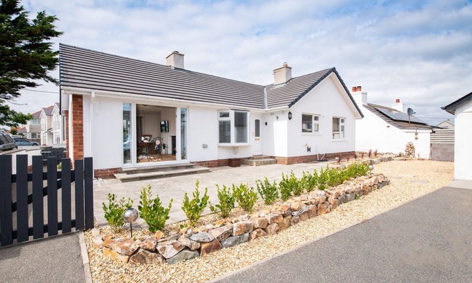 Rhosneigr House | Faraway : Spacious Family Home Near Rhosneigr Beach | Managed by Anglesey Holiday Lettings