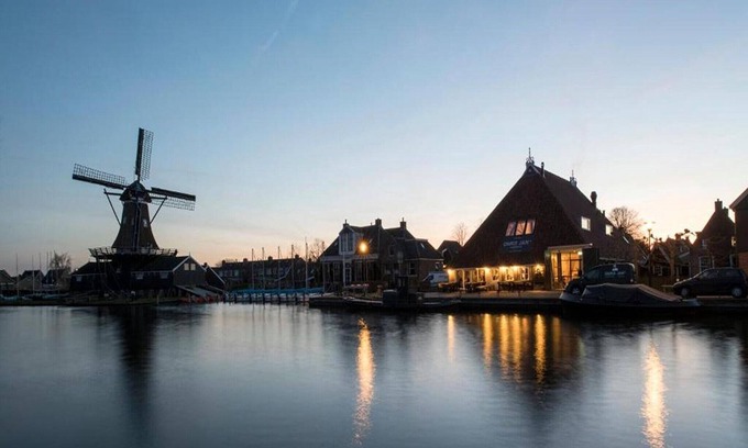 Woudsend House | Farm in Woudsend, Friesland, with bar and jetty