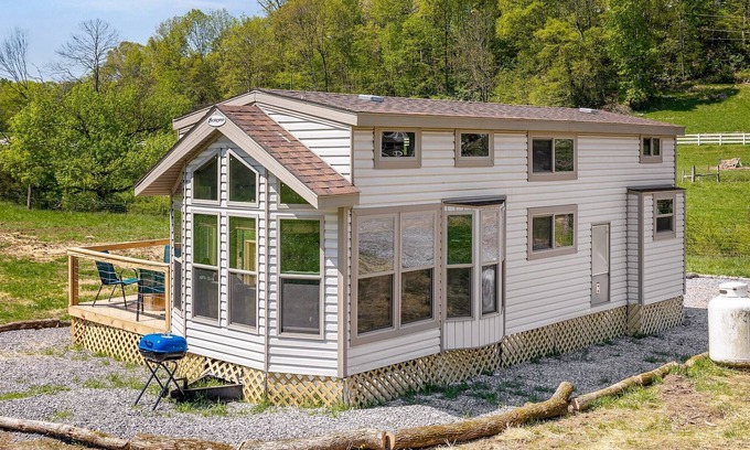 Lookout Valley Neighborhood Association House | Farm Stay w/Pool-15min to Chattanooga-3 Tiny Homes