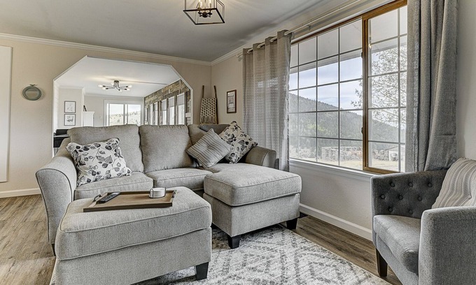 Victor House | Farmhouse Cabin w/Game room in a Historic Gold Mine Town w/Mountain Views
