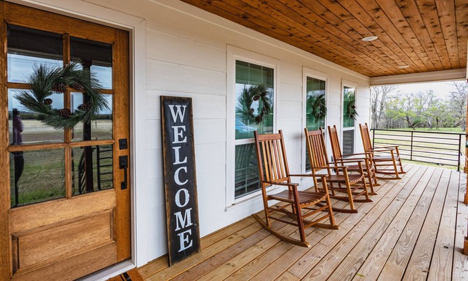 Waco House | Farmhouse Charm - Waco/Magnolia/Baylor