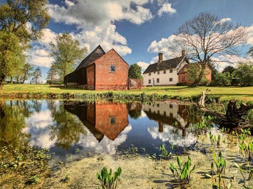 Harleston House | Farmhouse in Suffolk with wild swimming & hot tub