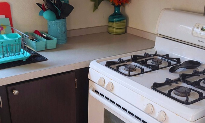 Farmington Hills Apartment | Farmington Hills Tiny Home Workspace + Parking