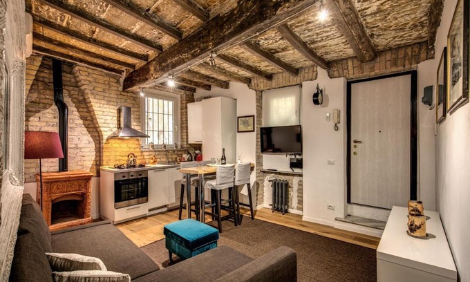 Rione VII Regola Apartment | Farnese House in Rome