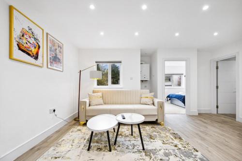 West Hendon Apartment | Fashion is Art - 2BR - Sleeps 5 - parking