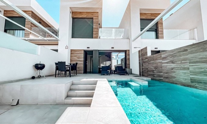 Rojales Ski Chalet | Fee4Me Villa with Pool on the Costa Blanca