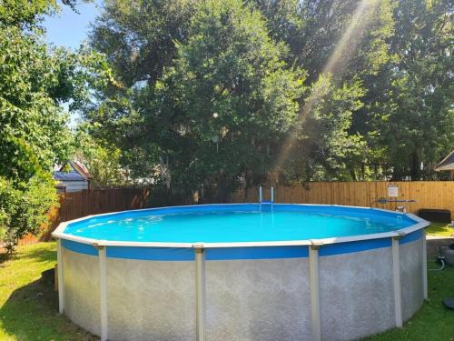 Savannah House | Fenced Yard w Pool! Laurelwood Lodging