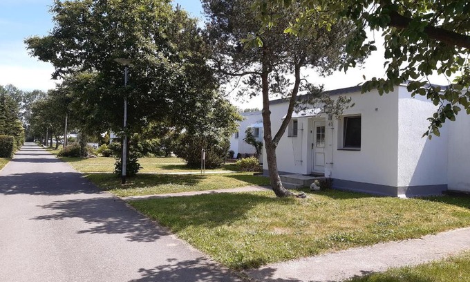 Diedrichshagen House | Ferienhäuschen Küstenwald bei Warnemünde, eigener Garten, Terrasse mit Strandkorb, 400m zum Strand