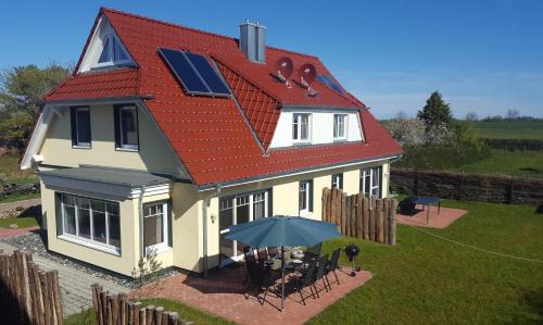 Breege House | Ferienhäuser Hühnergott und Kranichnest, Sauna, Kamin und Garten