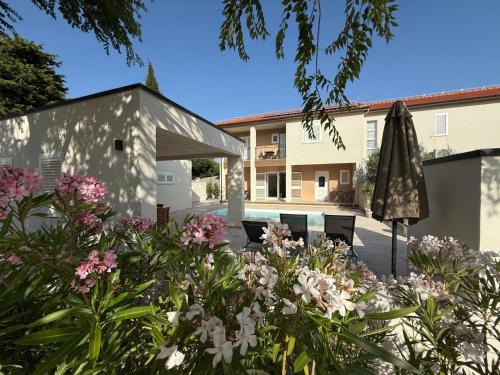 Murter House | Ferienhaus FILI Insel Murter mit privaten Pool und großer Terrasse