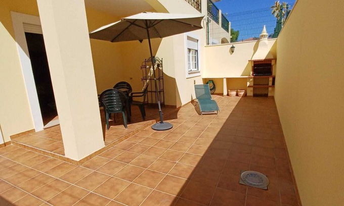Faro House | Ferienhaus mit Terrasse und Balkon in ruhiger Lage von Faro
