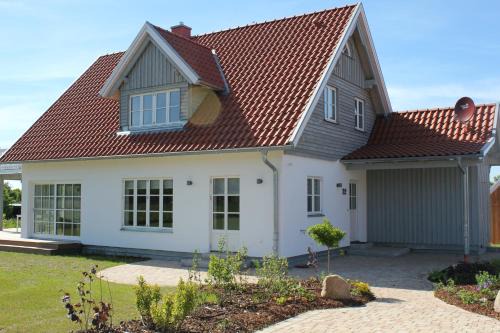 Rosenhagen House | Ferienhaus " Strand 22 " an der Ostsee, Sauna, Dachterrasse, free W-LAN by SEASIDE