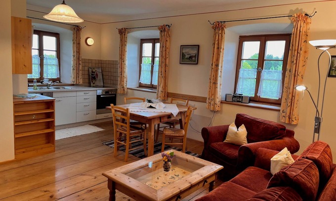 Breitbrunn a. Chiemsee Apartment | Ferienwohnung "Franzl" für 2-4 Personen im OG, 52 qm, 1 Schlafraum, 1 Wohnküche, Gemeinschaftsbalkon