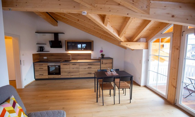 Chieming Apartment | Ferienwohnung Bergblick, 1-4pers., 1sep. Schlafzimmer, Südbalkon