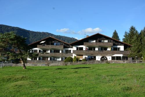 Muhldorfl Apartment | Ferienwohnung Farchanter Alm mit Schlafzimmer, Wohnzimmer und Schlafnische