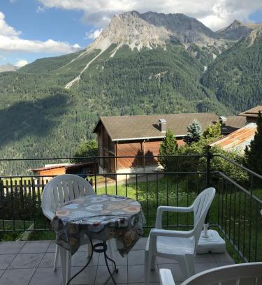 Tschlin Apartment | Ferienwohnung in Tschlin mit Panoramablick