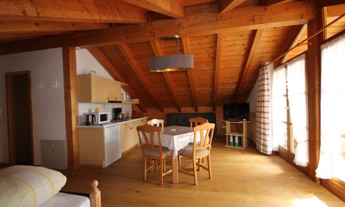 Aufham Apartment | Ferienwohnung Nr. 3, 45 qm, Wohn-/Schlafraum, Zustellbetten, Dusche/WC, Balkon, Sat-TV, max. 4 Personen