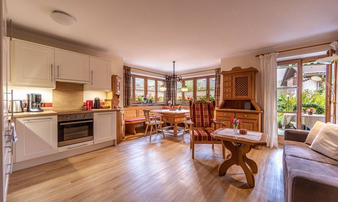 Berchtesgaden Apartment | Ferienwohnung Watzmann, für 1-4 Personen, 54 qm, Südterrasse, Garage, Separater Eingang