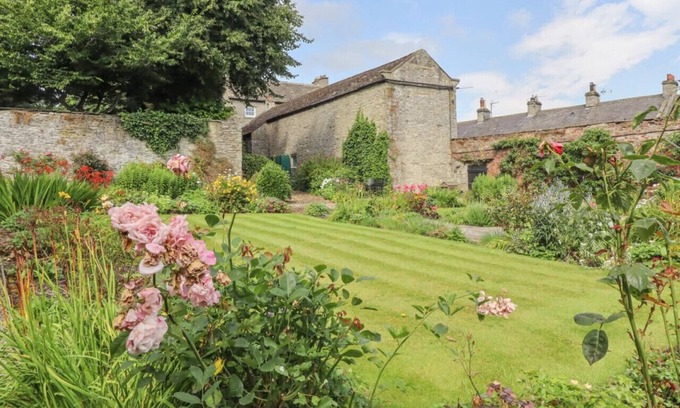 Middleham House | Ferndale House - Four Bedroom House, Sleeps 8