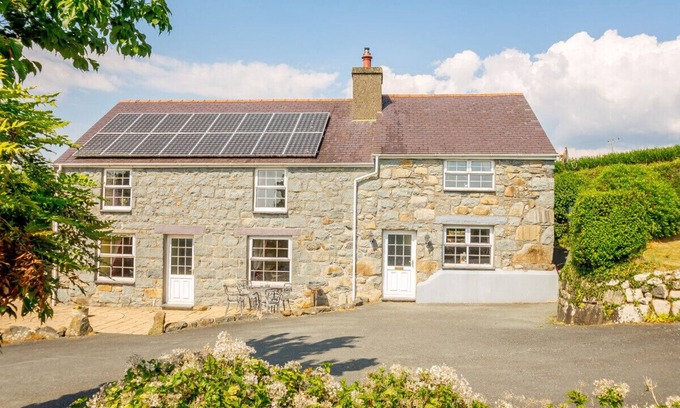 Criccieth House | Ffermdy Cricieth - Three Bedroom House, Sleeps 6