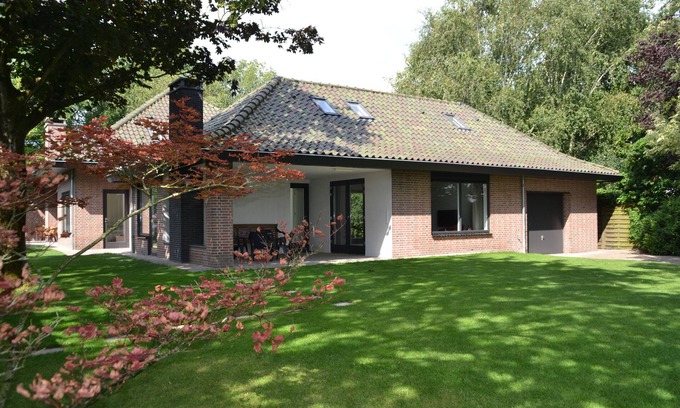 Zwaag Apartment | Fiddlers Hoorn Guest House in cozy village