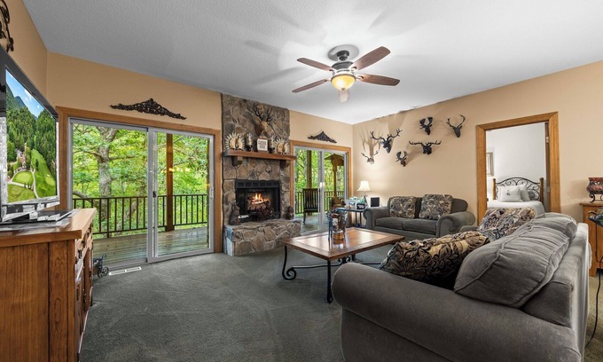 Whittier Condo | Fido Friendly Luxury Condo in Country Club setting With Amenities