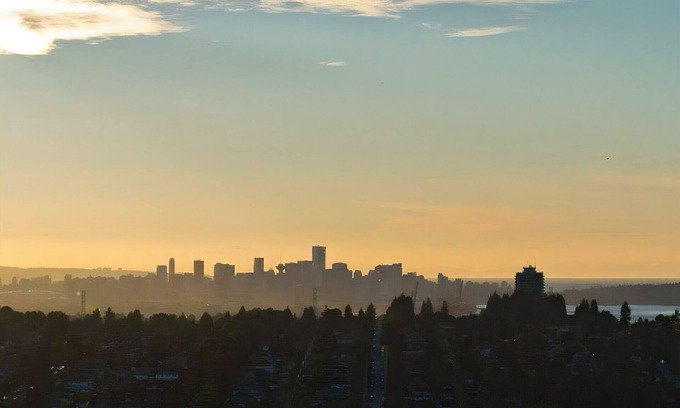 Burnaby House | ⚽ FIFA World Cup Luxury Stay | Sleeps 11 | Pool + Hot Tub + Views of BC Place