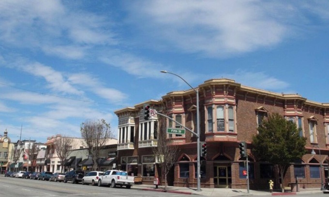 Hollister House | Fifth Street Retreat free parking free coffee