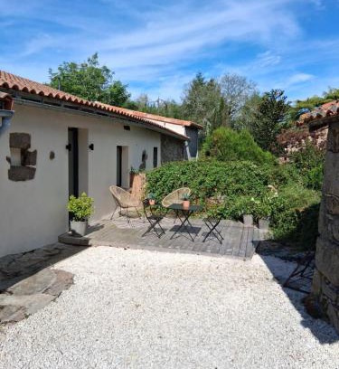 Busserolles Apartment | Fig Tree Cottage 1 x Super King or 2 x Single Beds