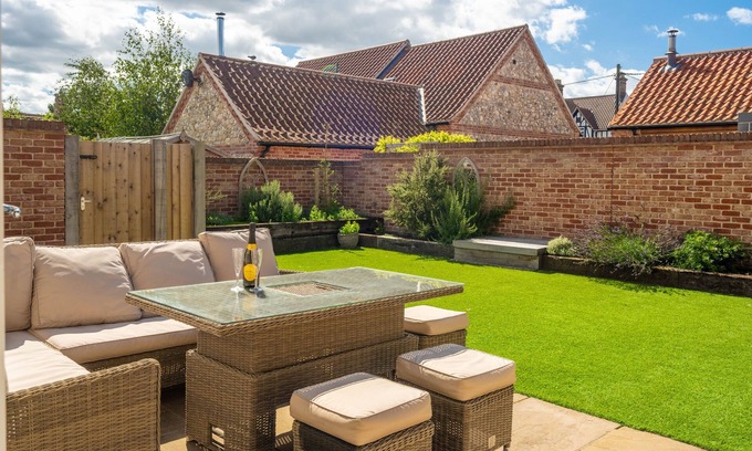 Docking House | Filby Barn - Stylish Single Storey Barn Conversion with Enclosed Garden