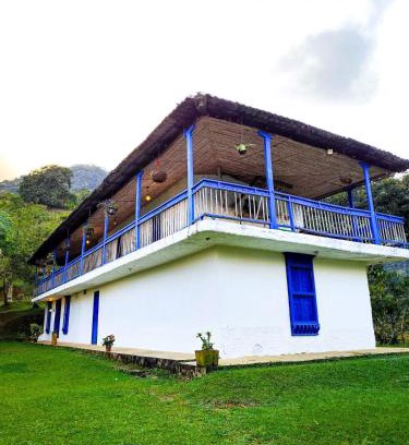Coffee Triangle House | Finca Rústica, Cocorná - Cacao, Charcos y Cascadas