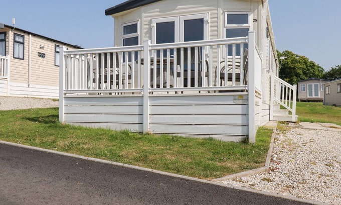 Grampound Cottage | FINCH 25 - MEADOW LAKES HOLIDAY PARK, family friendly in Polgooth