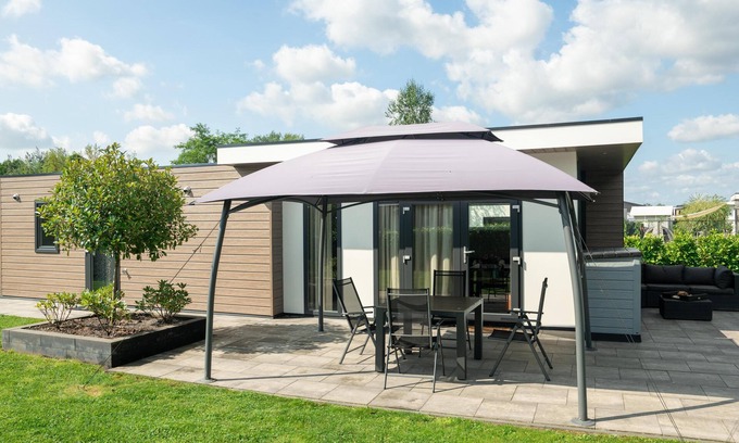 Molenschot House | Fine chalet with a garden in a small park