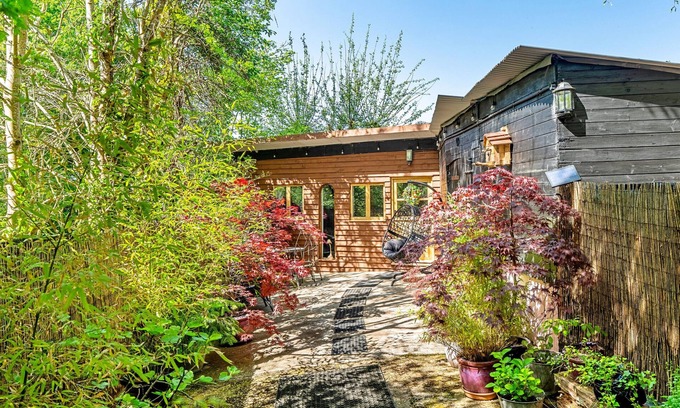 Romsey Cabin | Finest Retreats | Hilltop Stable