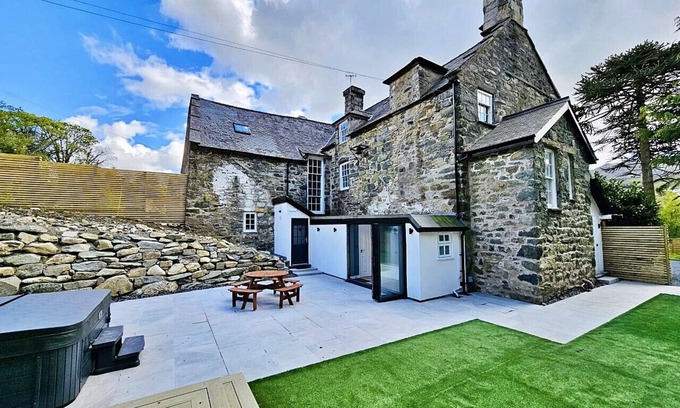 Dolgellau House | Finest Retreats | Snowdonia Manor (Y Llwyn Manor)