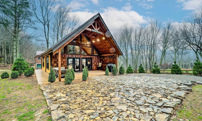 Beech Mountain Cabin | Fire Pit & Grill: Modern Beech Mountain Cabin!