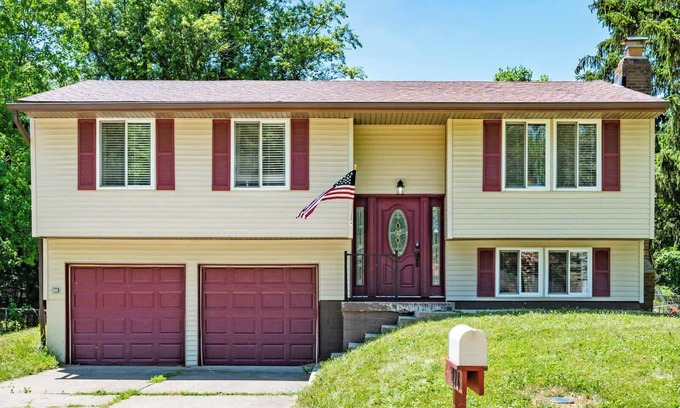 Wayne House | Firepit & 10mins to Speedway - Westside Splendor