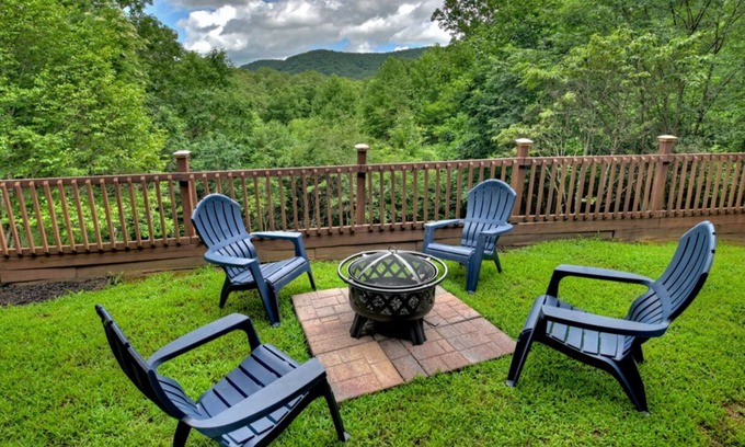 Mineral Bluff Cabin | Firepit, Hot Tub, Pinball, Air Hockey & More Games, 3 King Beds & Paved Roads
