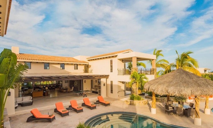 Buzzards Villa | Firepit Sunsets, Hot Tub Soaks, BBQ, Ocean Views