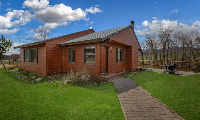 Clark Cabin | Fireside - Quaint cabin near hiking and fishing