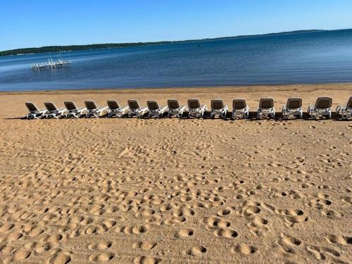 Traverse City House | First Class Suite on East Grand Traverse Bay
