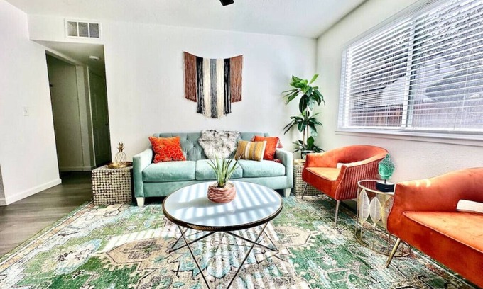 Downtown Sacramento Apartment | First floor gated, central & remodeled apartment