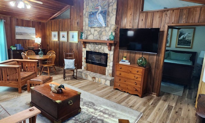 Port St. Joe Cabin | "Fish On!"- Cozy Cabin w/boat parking and Starlink Internet. Pet Friendly!