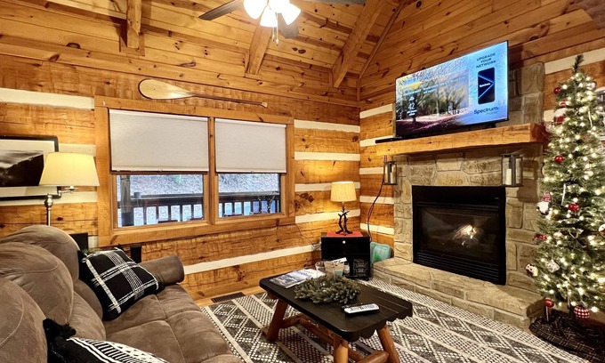 Sevierville Cabin | Fishing Fun! Corn Hole-Wifi-Hot Tub-Picnic Table-Relax and Play!