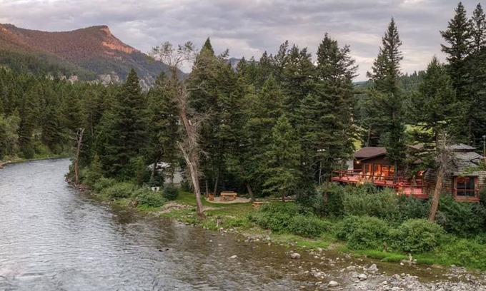 Gallatin Gateway Cabin | Fishing on the Gallatin River from back yard or Ski Big Sky just 20 minutes away