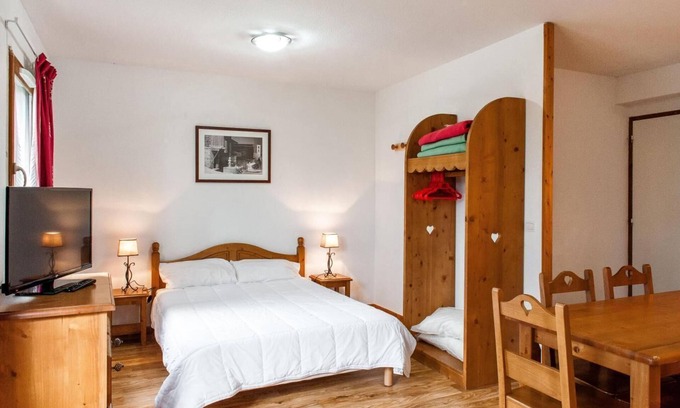 Besse-et-Saint-Anastaise Apartment | Fitness, terrace, balcony, parking, tv, ski locker, 35m², Super Besse