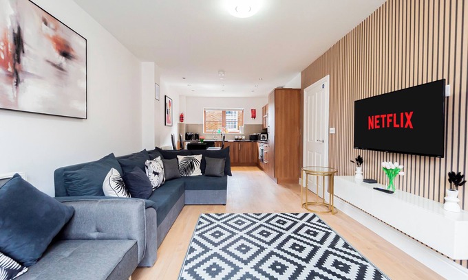 Sherborne St. John House | Five Minute Walk To Basingstoke Hospital Contractors Welcome 5-Bedroom Townhouse Great Location