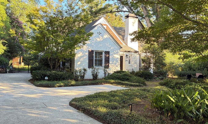 Athens House | Five Points upscale home - walk to UGA, 4 beds, 3 baths, sleeps 8, large patio